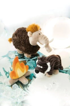 Nici 45312 MagNICI Säbelzahntiger Rodriguez Ca 10cm Stone Age Plüsch -Nici 45324 45309 45314 10 Milieu 1365x2048 1