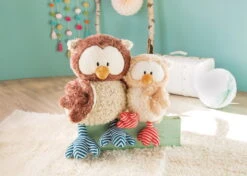 Nici 48461 Eule Oscar 25cm Mit Drehbarem Kopf Plüsch The Owlsons -Nici 46093 04 46096 Milieu 2048x1462