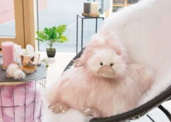 Nici 46631 Lifestyle Duck Ente Emmalina Altrosa 20cm Liegend Plüsch Kuscheltier -Nici 46630 07 46632 46638 46633 Milieu 2048x1463 1