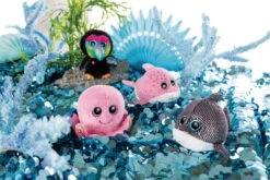 Nici 46960 Schlüsselanhänger Glubschis Summer Edition Delfin Delfina 9cm -Nici 46945 06 46966 46967 46964 Milieu 2048x1365 2