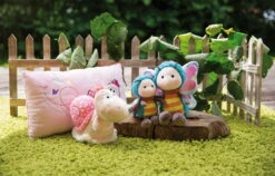 Nici 47942 Kissen Rosa Schmetterling 43x25cm Plüsch Hello Spring Frühling -Nici 47941 06 47938 47946 47947 Milieu 2048x1312 3