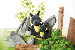 Nici 47993 Drache Dragor Schwarz-gelb 20cm Stehend Plüsch Kuscheltier Dragonia -Nici 47994 06 47993 Milieu 2048x1365 1