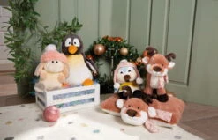 Nici 48333 Kissen Rentier Hase Meise Pingu 43x25cm Plüsch Winter Friends GREEN -Nici 48315 14 48316 48334 48314 48311 Milieu 2048x1316 35