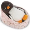 Nici 48356 Pinguin Noshy Schlafend Im Körbchen 12cm Plüsch Winter Friends GREEN -Nici 48356 01 HA Frei 2048x1844