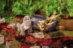 Nici 48813 Dinosaurier Tony-Rex 31cm Stehend Plüsch Kuscheltier Dino T-Rex GREEN -Nici 48810 13 48819 Milieu 2048x1331 1